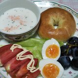 ベーグルと冷たいポタージュと茹で卵の朝食☆